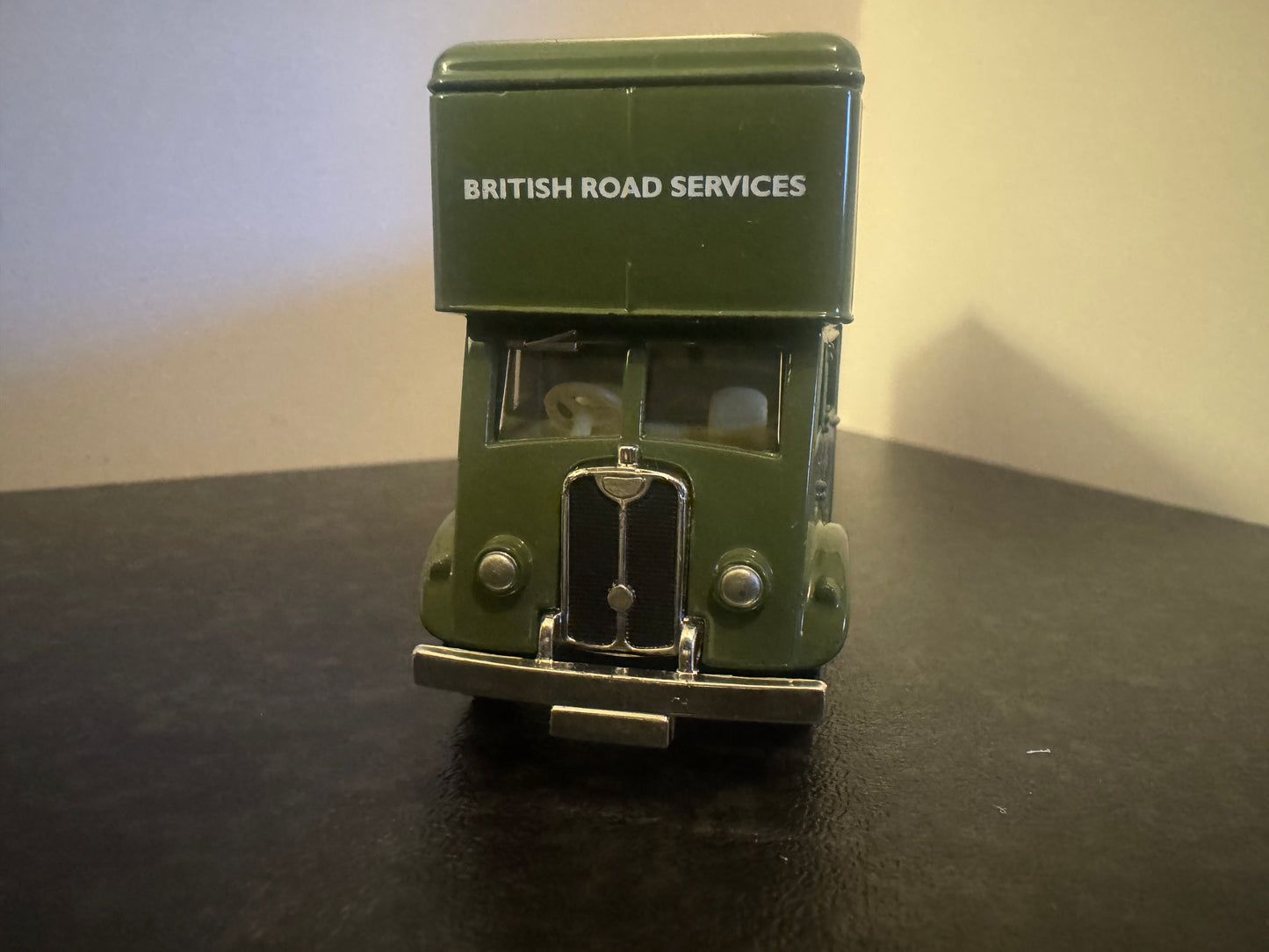 Lledo Trackside 146000 (1:76 / OO9 / OO) Guy Pantechnicon in British Railways, British Road Service, Parcels Service Livery. 