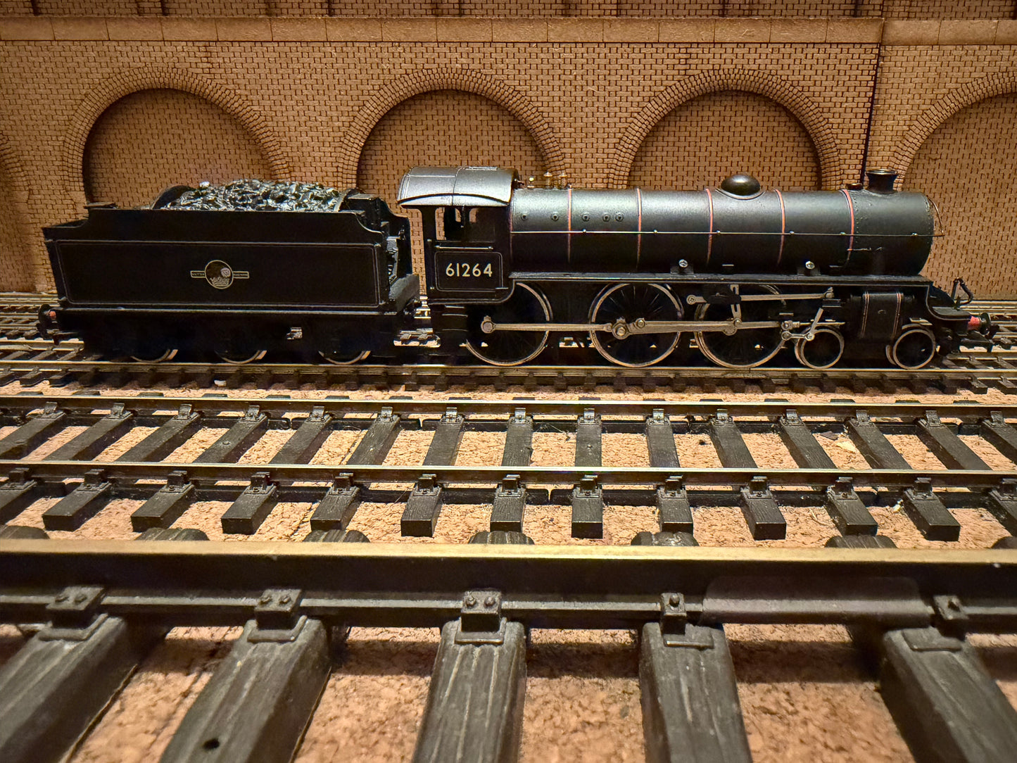 Replica Railways 11014A (OO) Ex LNER ‘Thompson’ B1 No.61264 in British Railways Lined Black 