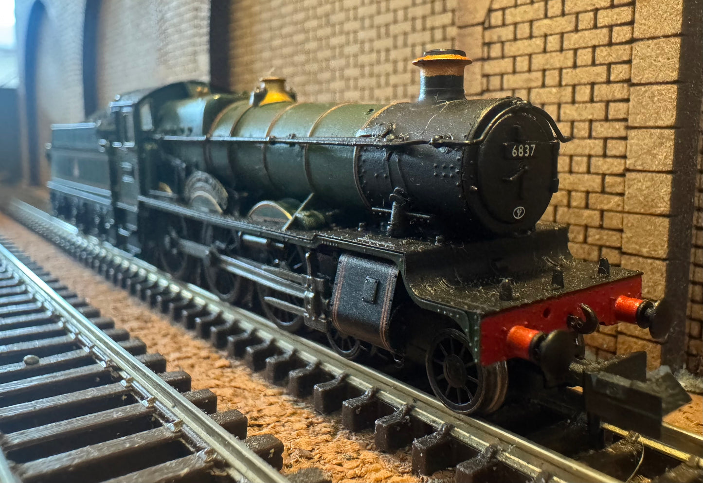 Dapol 2S-019-005 (N Gauge) Ex GWR 68xx ‘Grange’ No.6837 “Forthampton Grange” with 3500 Gallon Tender. (Shed Code 83F, Truro Depot) BR Lined Green. DCC Fitted