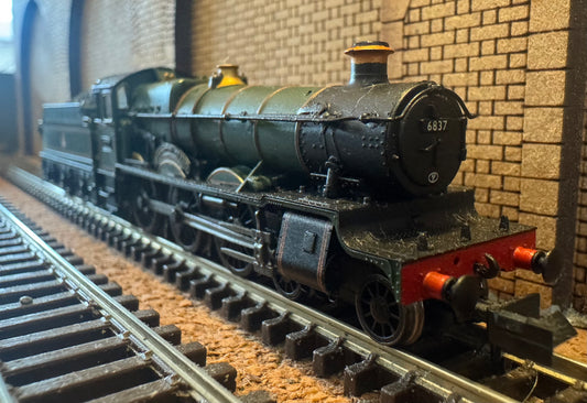 Dapol 2S-019-005 (N Gauge) Ex GWR 68xx ‘Grange’ No.6837 “Forthampton Grange” with 3500 Gallon Tender. (Shed Code 83F, Truro Depot) BR Lined Green. DCC Fitted