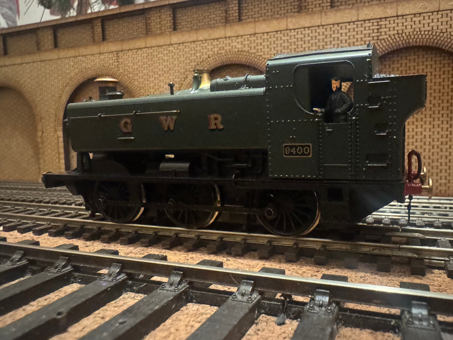 Lima / Mainline (OO) Great Western Railway ‘Hawksworth’ 94xx No.9400 in GWR Unlined Green. 