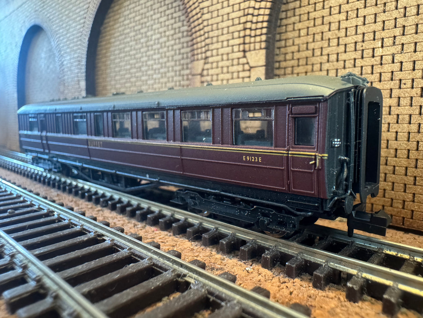 Dapol 2S-013-010 (N Gauge) Pines Express 9F 92220 “Evening Star” and Four Gresley Coaches. DCC Fitted 