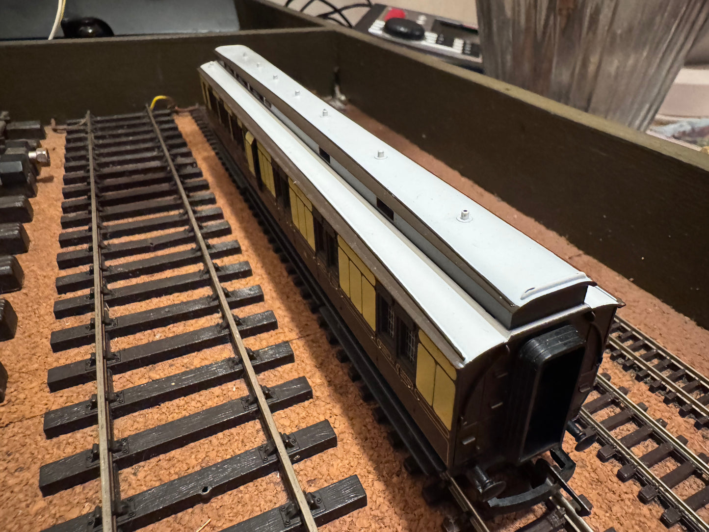 Hornby R4120 (OO) Great Western Railway ‘Dean’ Clerestory Brake No.3371 in GWR (1880 - 1908) Chocolate & Cream with Gold Lining. 