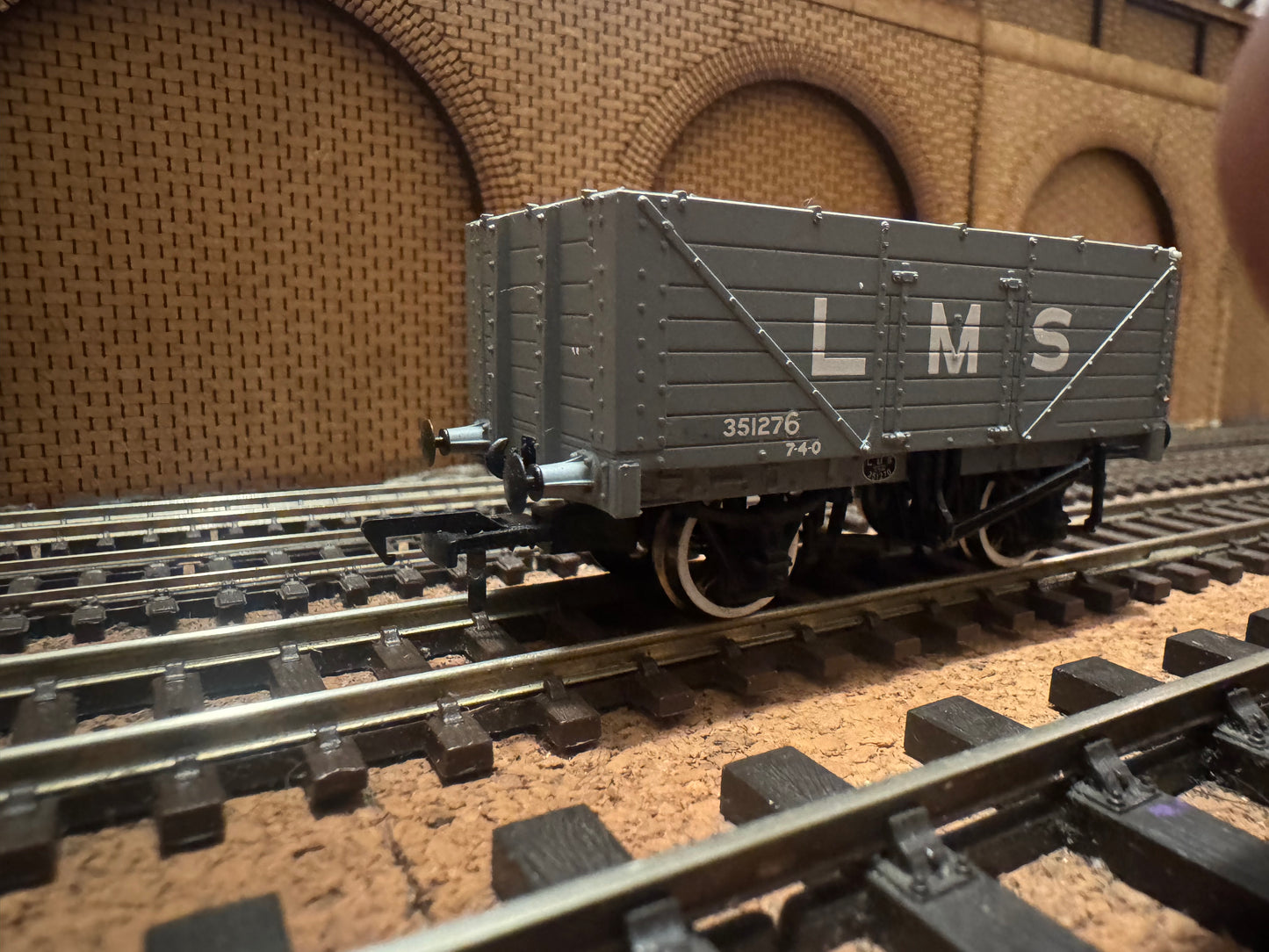 Bachmann 37-088 (OO) London Midland & Scottish Railway, Severn Plank Open Wagon No.351276 in LMS Grey. 