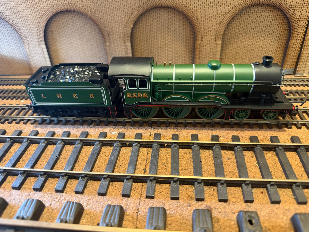 Hornby R1122 (OO) Ex GER, B12/3 No.8528 in London North Eastern Railway Apple Green 