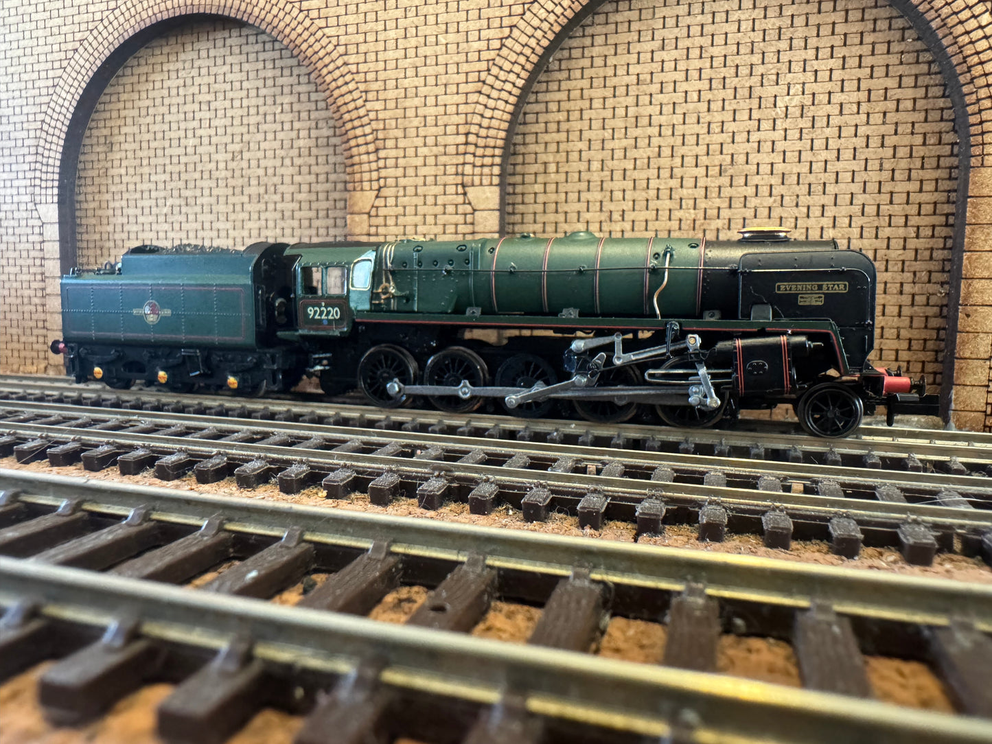 Dapol 2S-013-010 (N Gauge) Pines Express 9F 92220 “Evening Star” and Four Gresley Coaches. DCC Fitted 