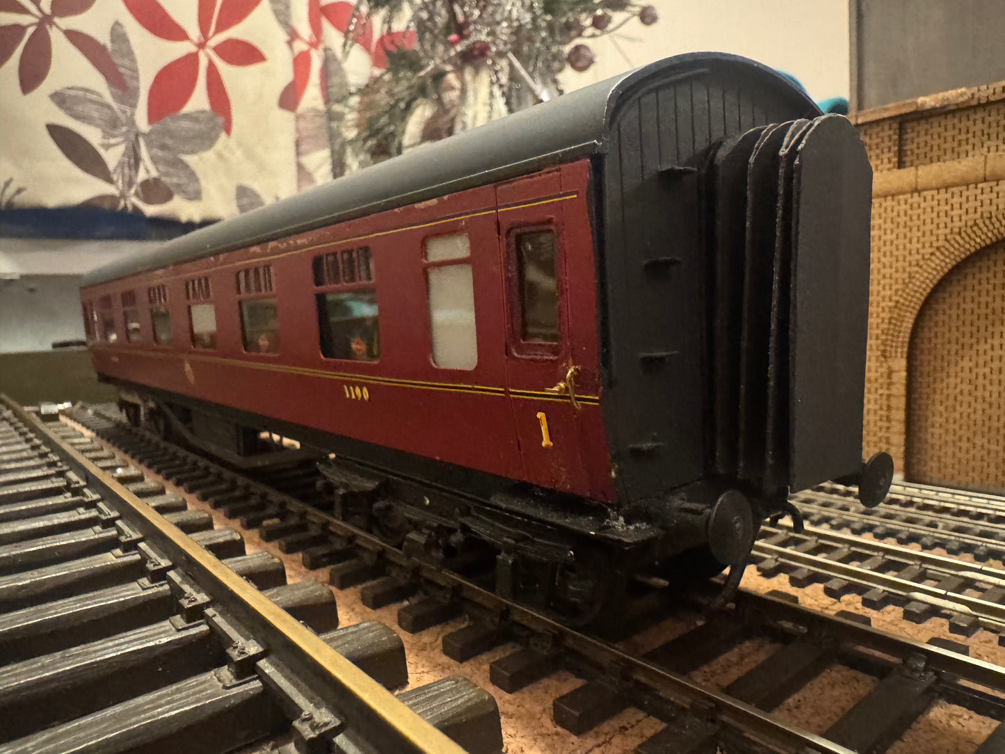 Exley (O Gauge) London Midland & Scottish ‘Stanier’ 57ft Corridor First No.1190 in LMS Maroon 