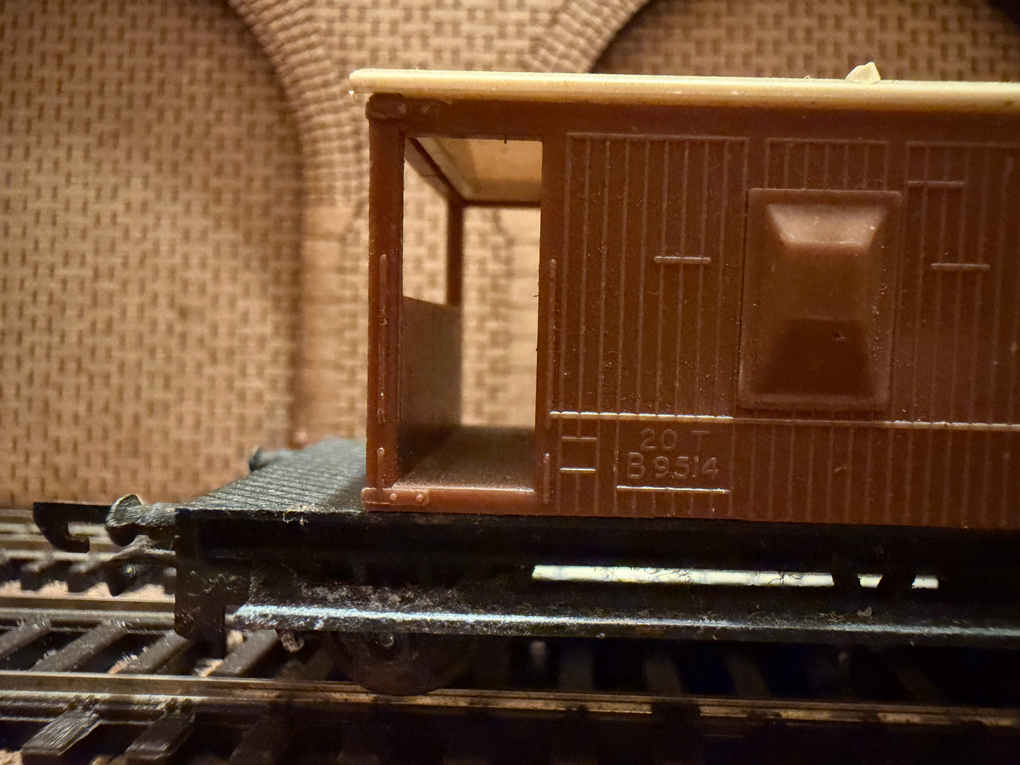 Tri-ang T72 (TT) British Railways 20T Brake Van No.B9514 in BR Brown 