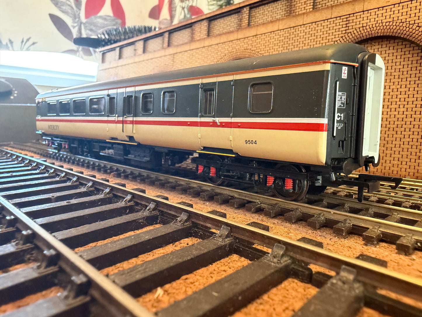 Hornby R4618 (OO) British Rail, MK2E Brake Standard Open No.9504 in Intercity Executive Livery.