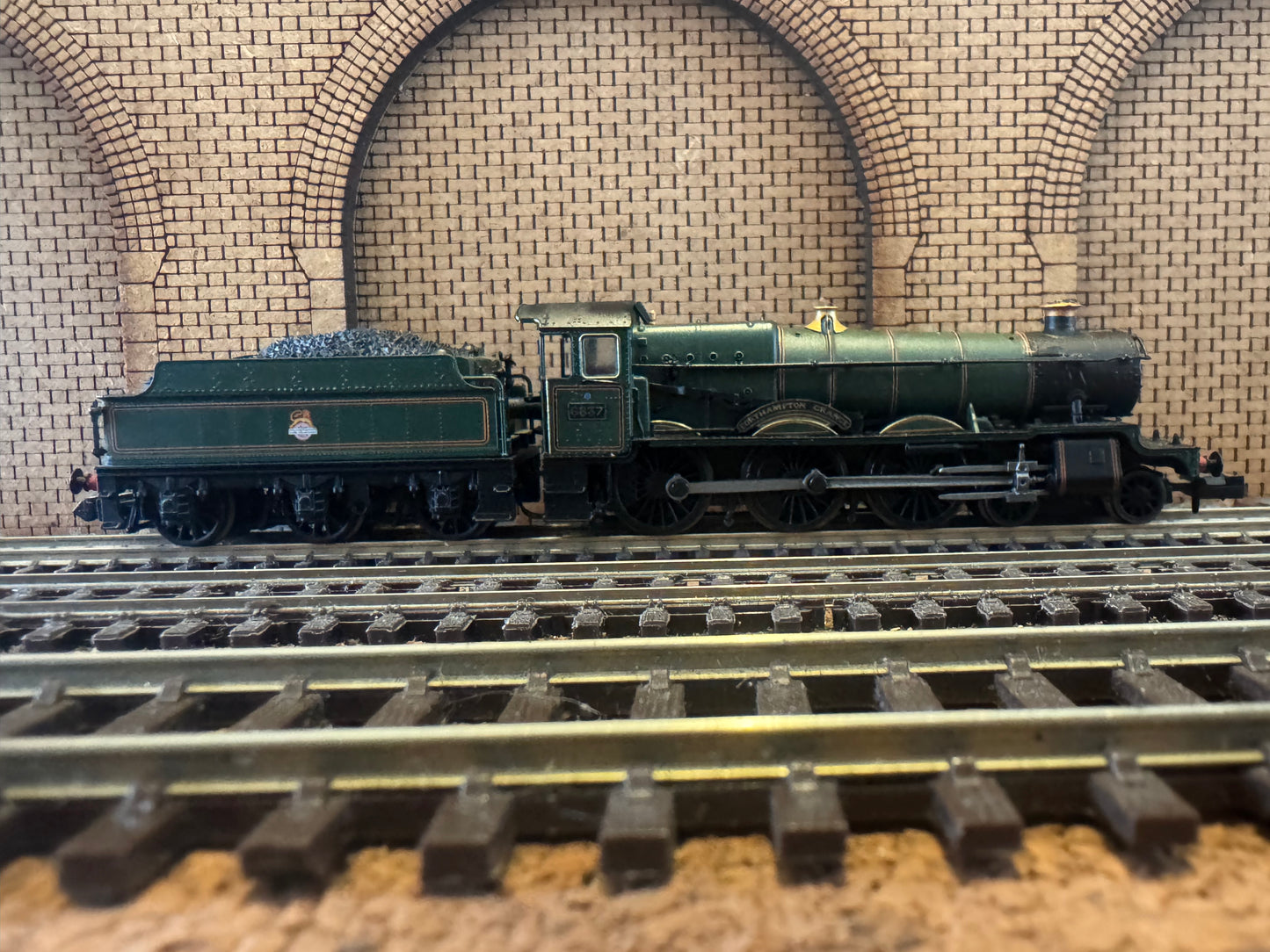 Dapol 2S-019-005 (N Gauge) Ex GWR 68xx ‘Grange’ No.6837 “Forthampton Grange” with 3500 Gallon Tender. (Shed Code 83F, Truro Depot) BR Lined Green. DCC Fitted