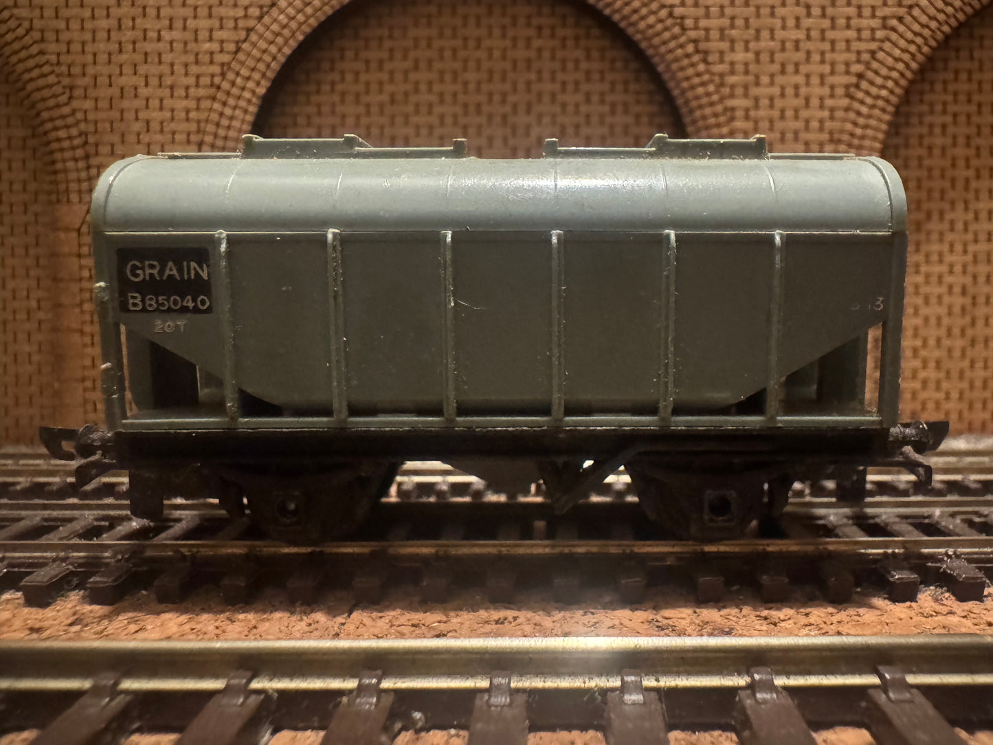Tri-ang T170 (TT) British Railways 20T Covered Grain Hopper No.B85040 in BR Grey.