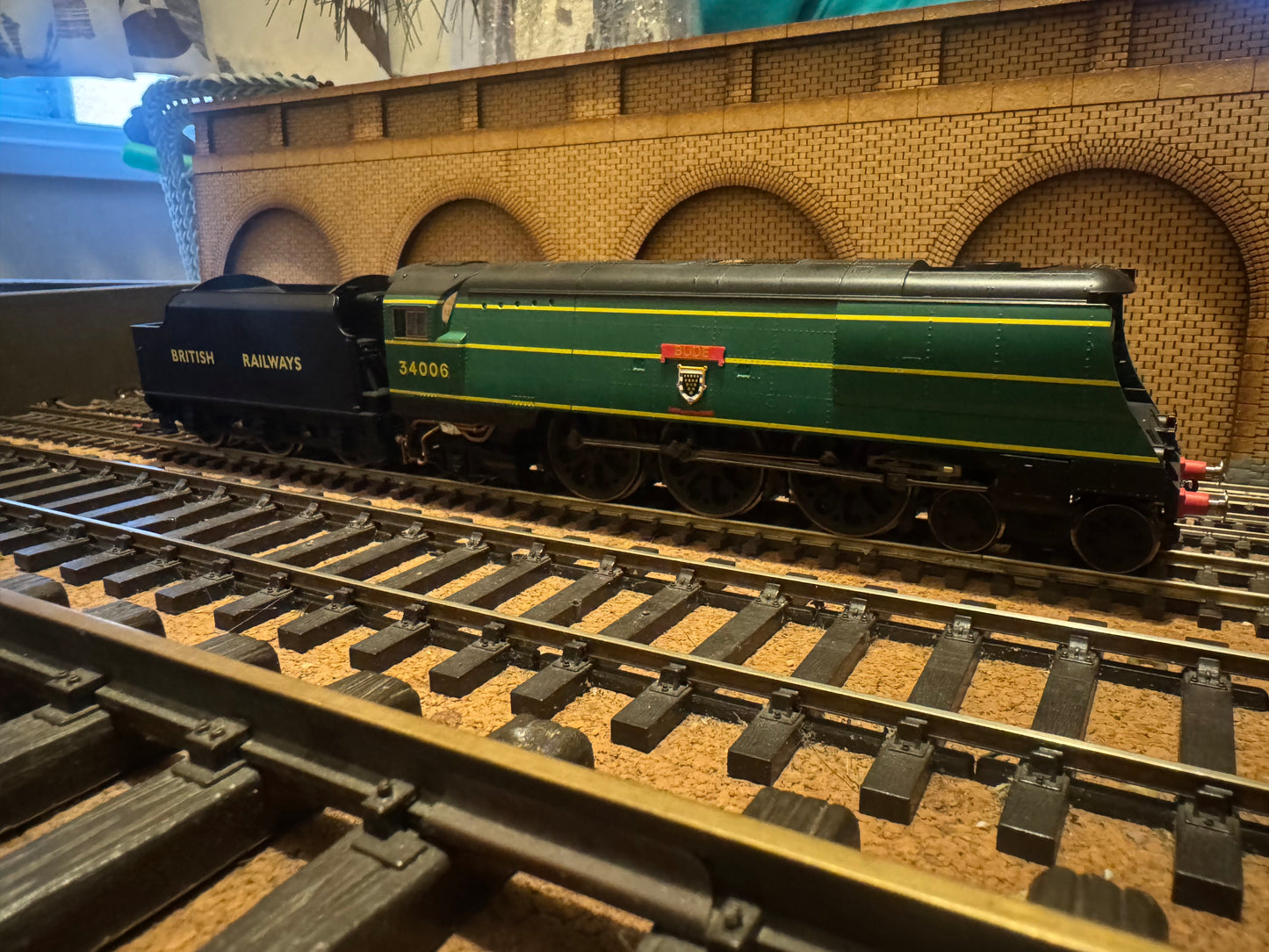 Hornby R2685 (OO) Ex SR ‘West Country’ No.34006 “Bude” with Ex LMS Tender in 1948 British Railways, Locomotive Exchange Trials, SR Green, BR Number and Black Tender. Special Edition No.1424 of 2008. DCC Ready. 