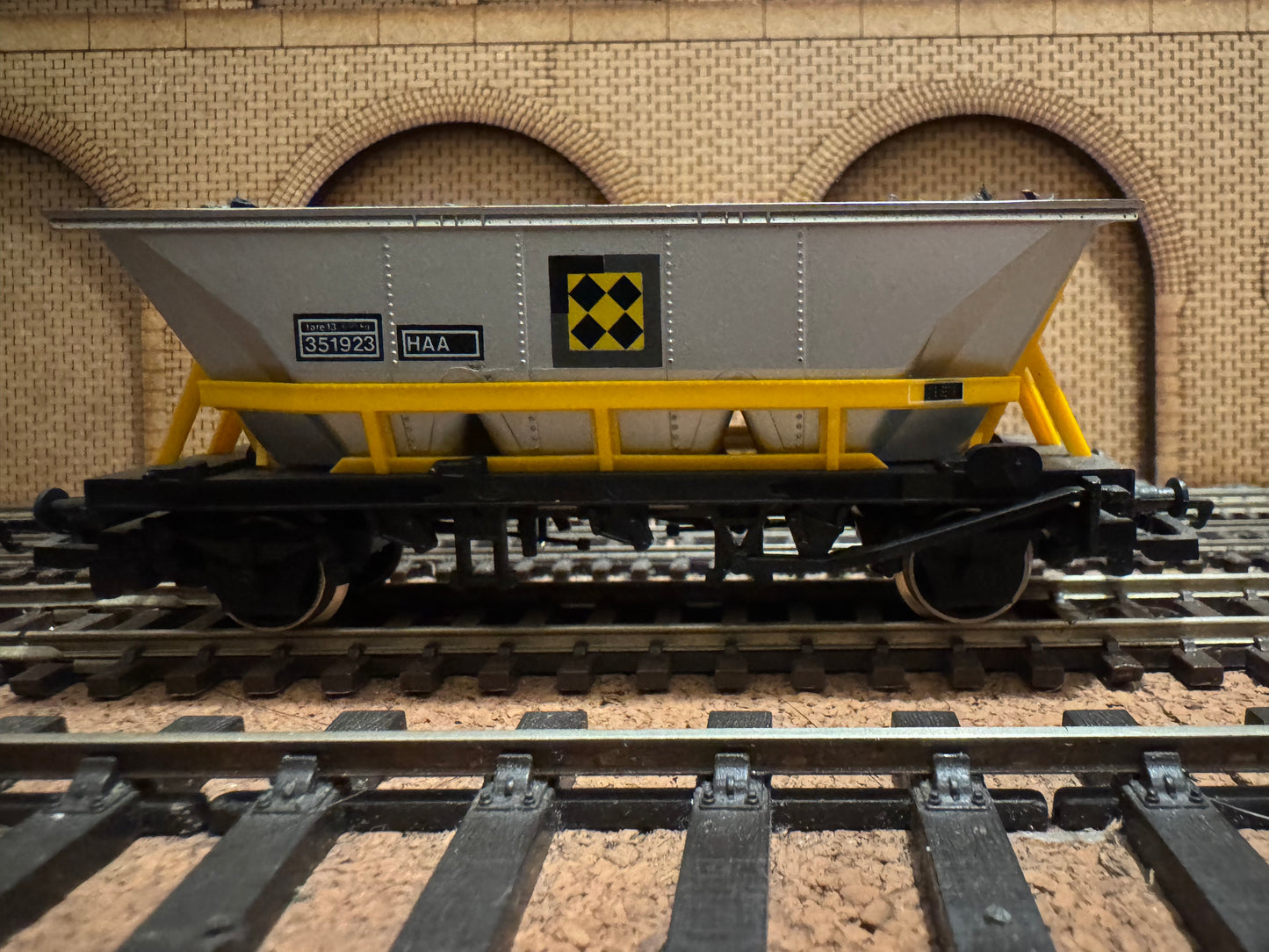 Hornby R.033 (OO) British Rail, Merry-Go-Round HHA Hopper Wagon No.350923 in BR Railfreight Coal Sector large logo livery with real coal load. 