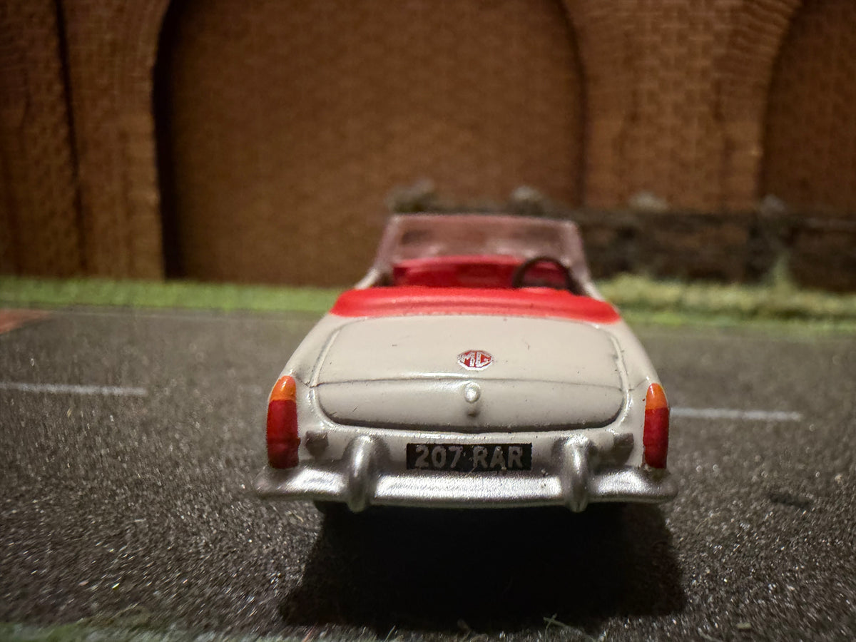 Oxford Diecast 76MGB007 (1:76 / OO) MG B Roadster in Chelsea Grey. 