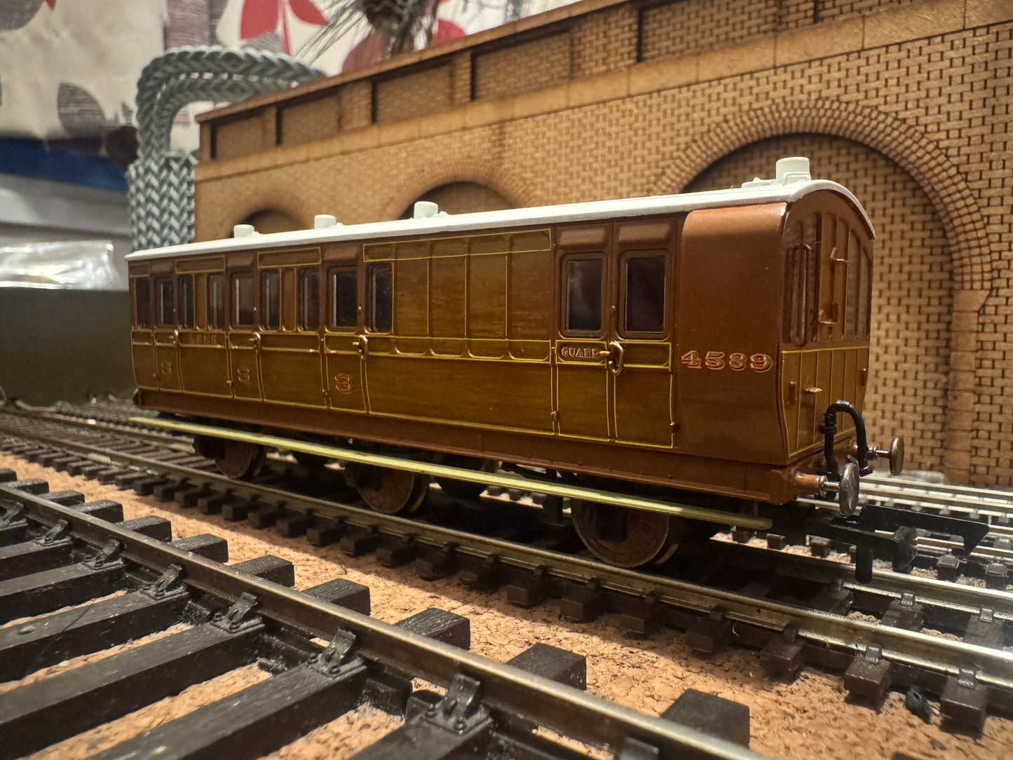 Hornby R40083 (OO) London North Eastern Railway, Six Wheeled Brake Third Class Compartment Brake Coach No.4589 in LNER Varnished Teak. 