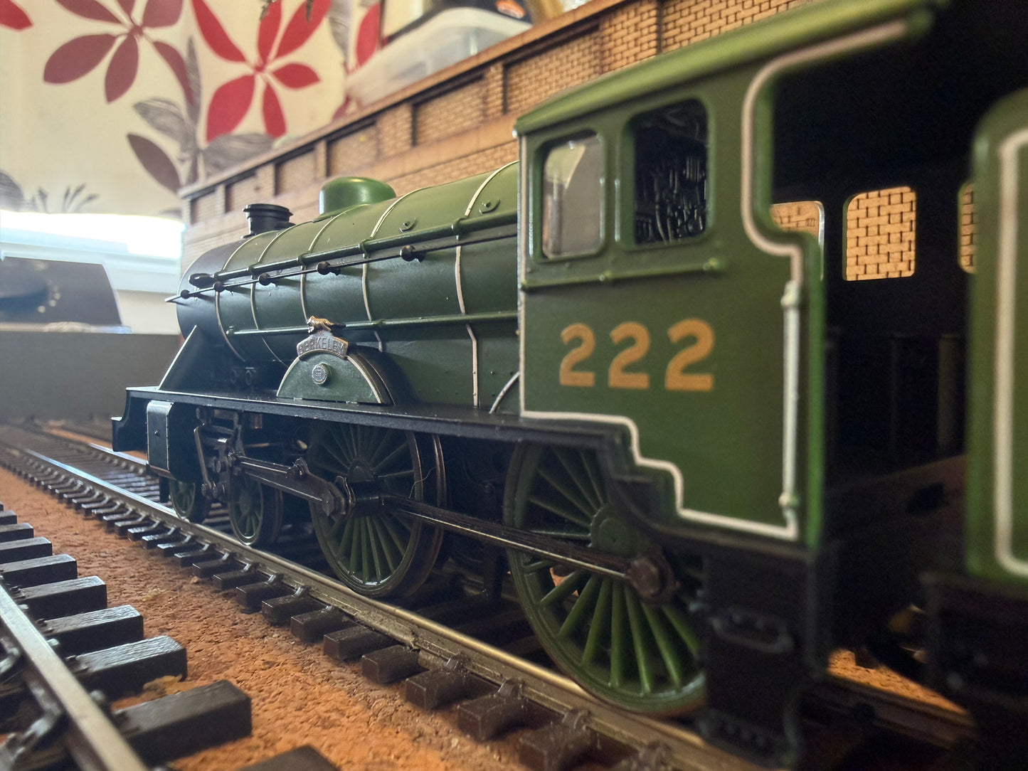 Hornby Railroad R3062 (OO) London North Eastern Railway D49 ‘Hunt Class’ No.222 “The Berkeley” in Pre War LNER Apple Green. DCC Ready 