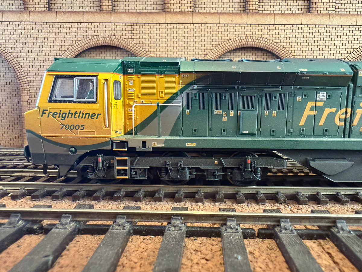Bachmann 31-588 (OO) General Electric Class 70 No.70005 in Weathered Freightliner Powerhaul Livery. DCC Ready 