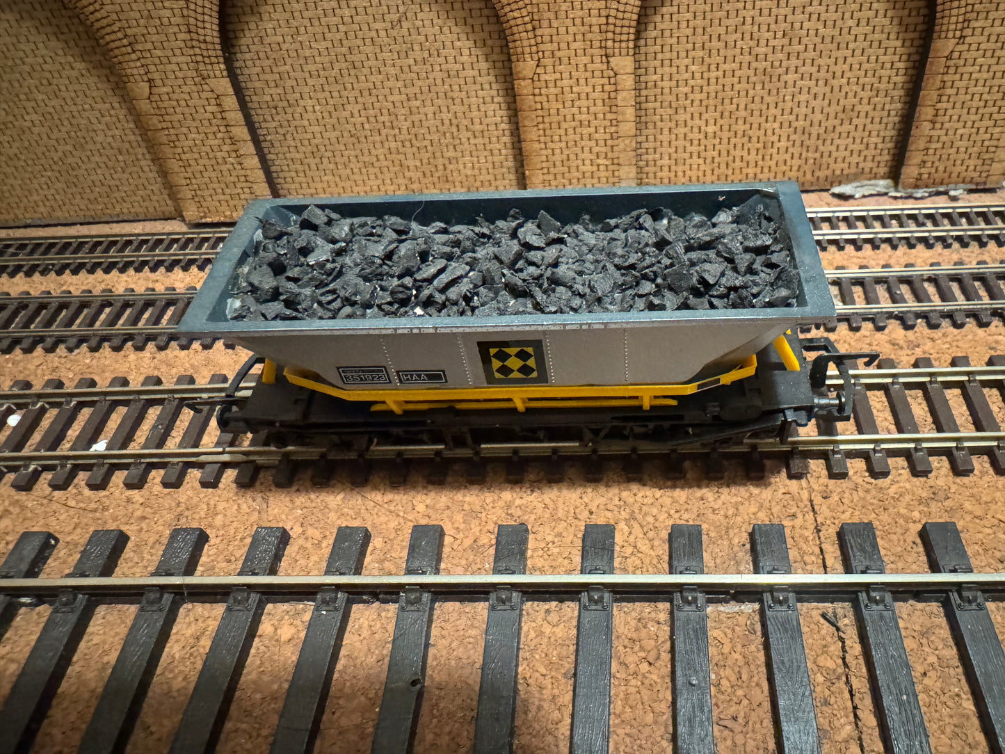 Hornby R.033 (OO) British Rail, Merry-Go-Round HHA Hopper Wagon No.350923 in BR Railfreight Coal Sector large logo livery with real coal load. 