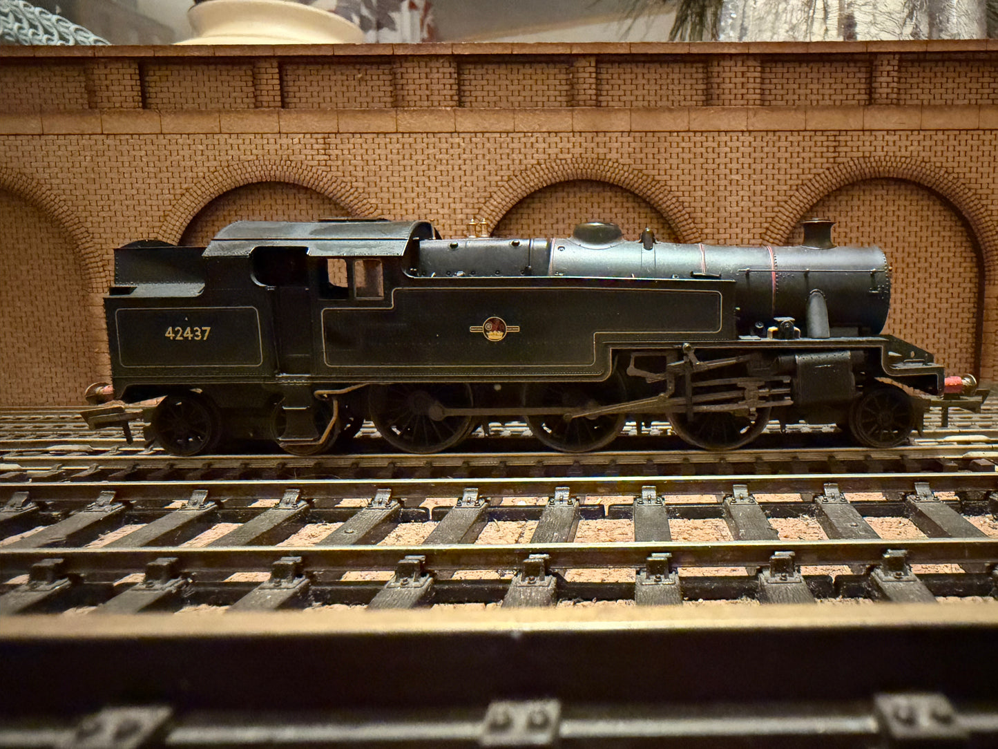Hornby R2637X (OO) Ex LMS ‘Stanier’ 4P Two Cylinder No.42437 In lightly weathered British Railways Lined Black. (Shed Code 15E, Leicester Great Central Depot). DCC Fitted. 