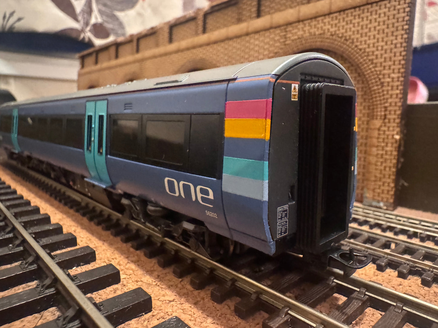 Bachmann 32-464 (OO) Adtranz / Bombardier Three Car Class 170 ‘Turbostar’ No.170202 in National Express’s ‘One Anglia’ livery.