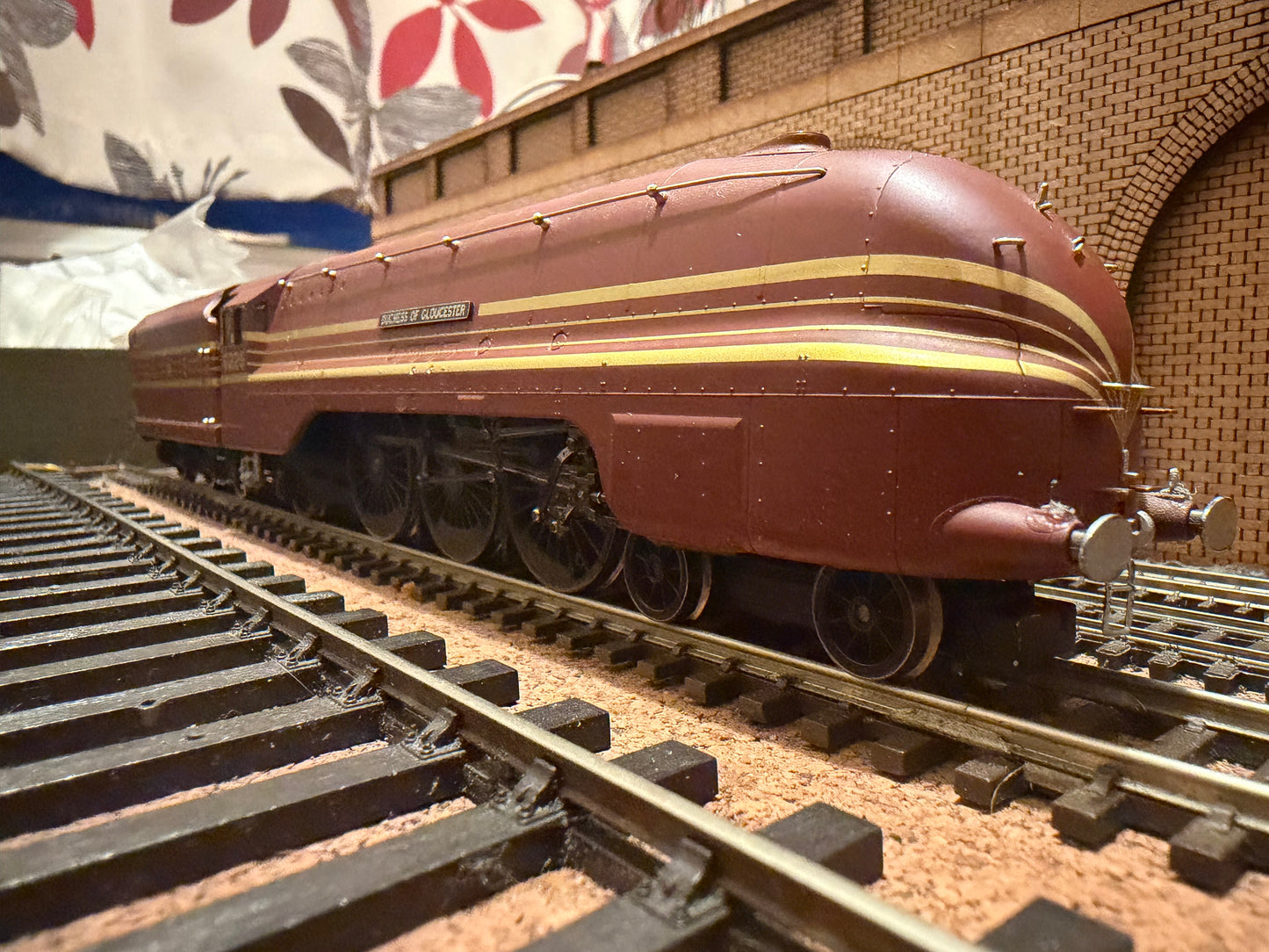 Hornby R2179 (OO) London Midland & Scottish Railway, Stanier 7P Streamlined ‘Princess Coronation’ No.6225 “Duchess of Gloucester” in LMS Crimson Lake & Gold Stripes