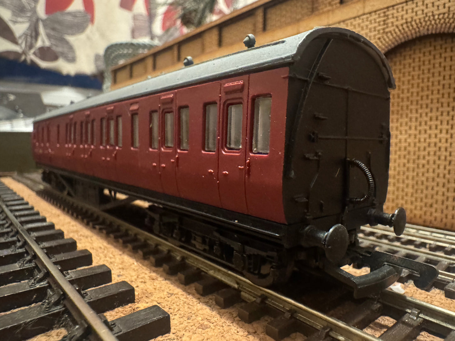 Dapol 4P-010-014 (OO) Ex LMS 57ft Stanier Suburban Non Corridor Brake, M20540 in British Railways Unlined Carmine