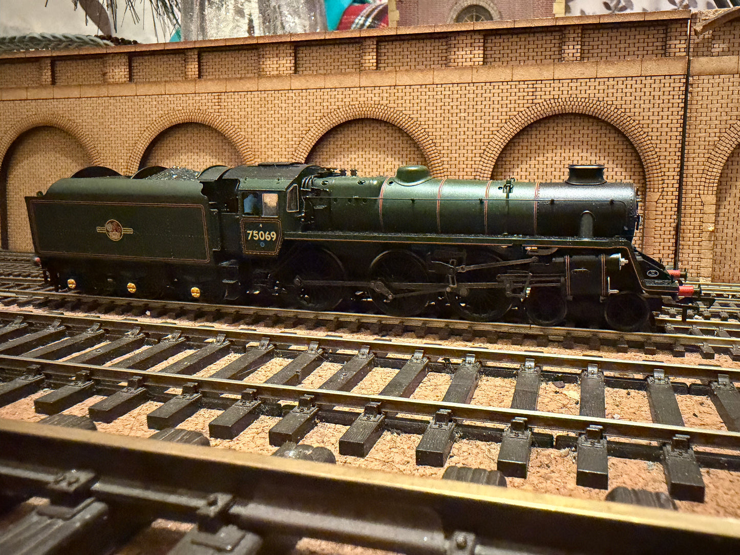 Bachmann 31-116 (OO) British Railways Standard 4MT 4-6-0 No.75069 with BR1B Tender in as Preserved BR Western Region Lined Green. DCC Fitted 