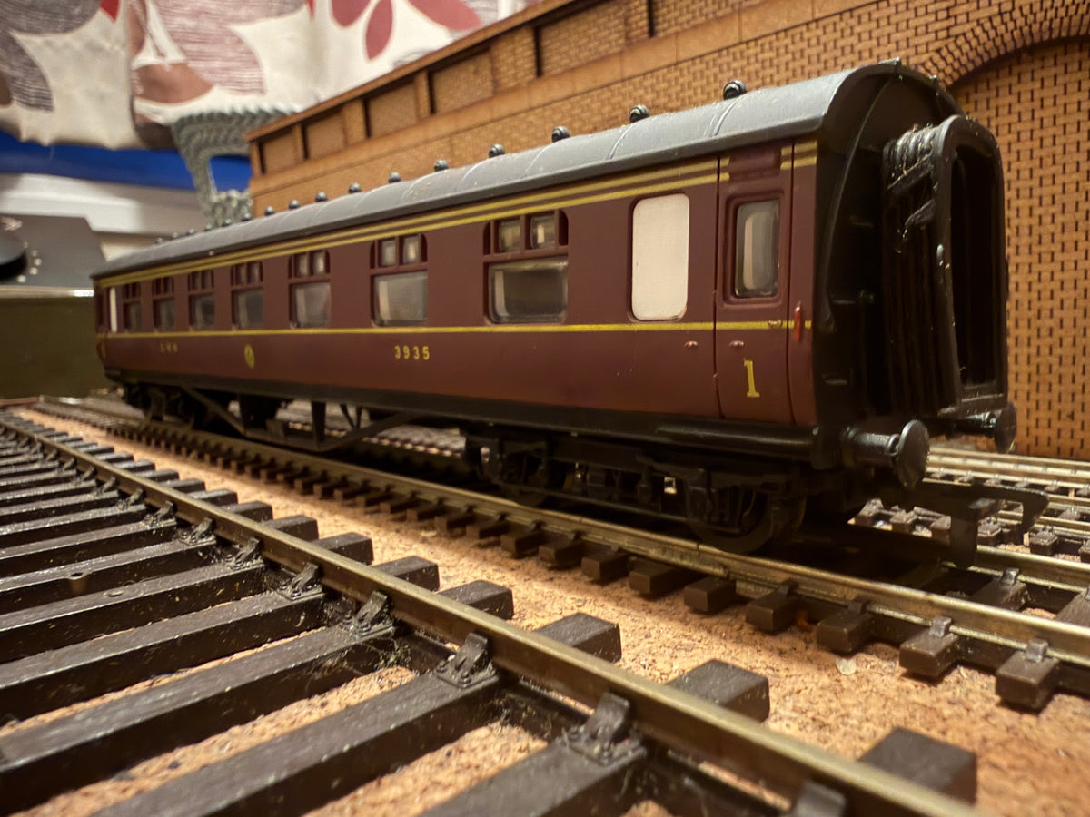 Dapol / Airfix 54202 (OO) London Midland & Scottish Railway, ‘Stanier’ 60ft Corridor Composite No.3935 in Lined Maroon 