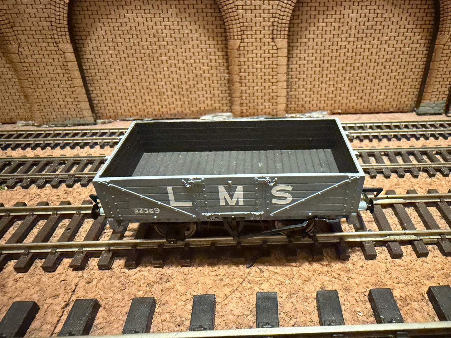 Bachmann 37-070 (OO) London Midland & Scottish Railway, Five Plank Wagon No.24369 in LMS Grey. 