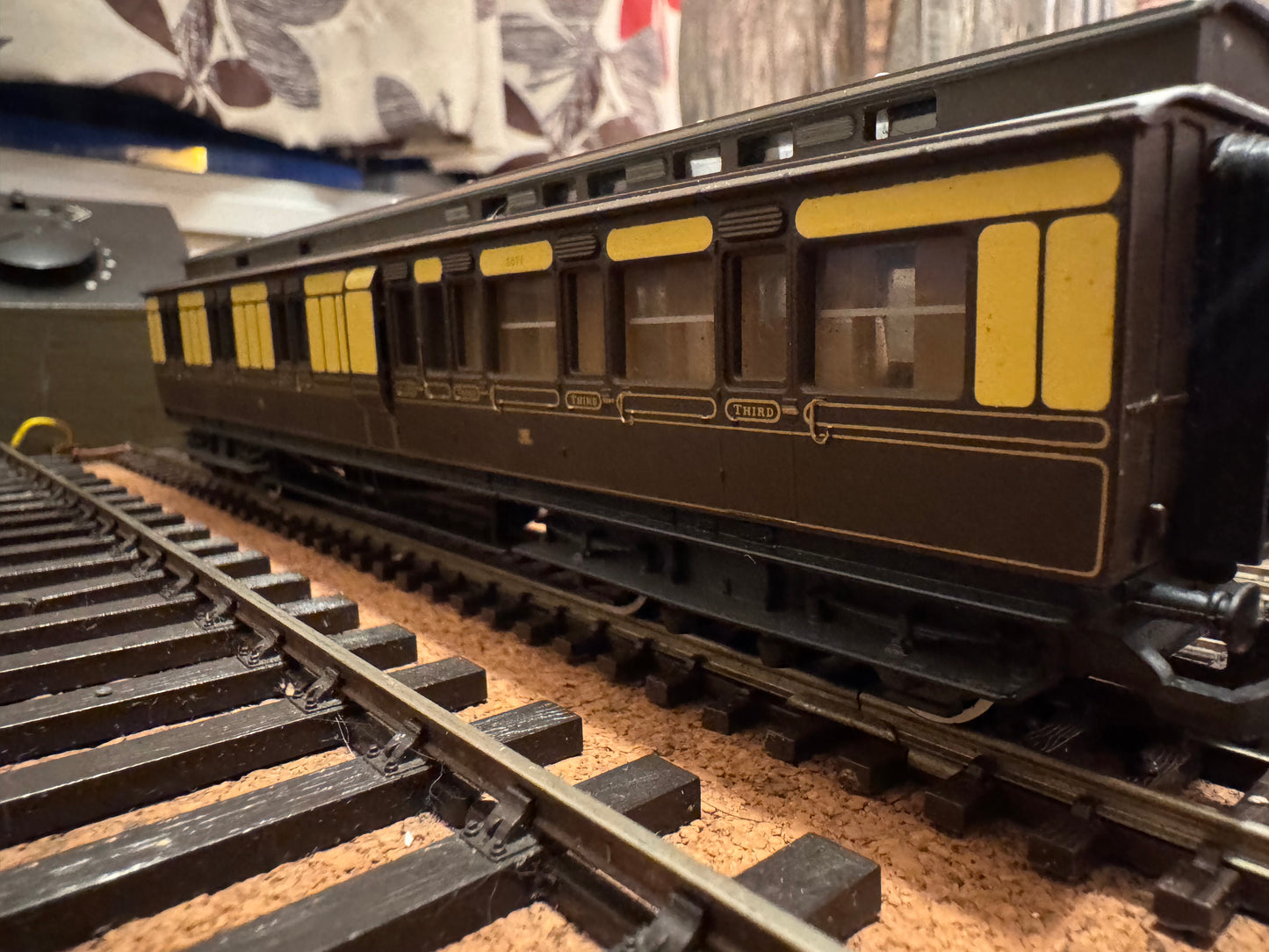 Hornby R4120 (OO) Great Western Railway ‘Dean’ Clerestory Brake No.3371 in GWR (1880 - 1908) Chocolate & Cream with Gold Lining. 