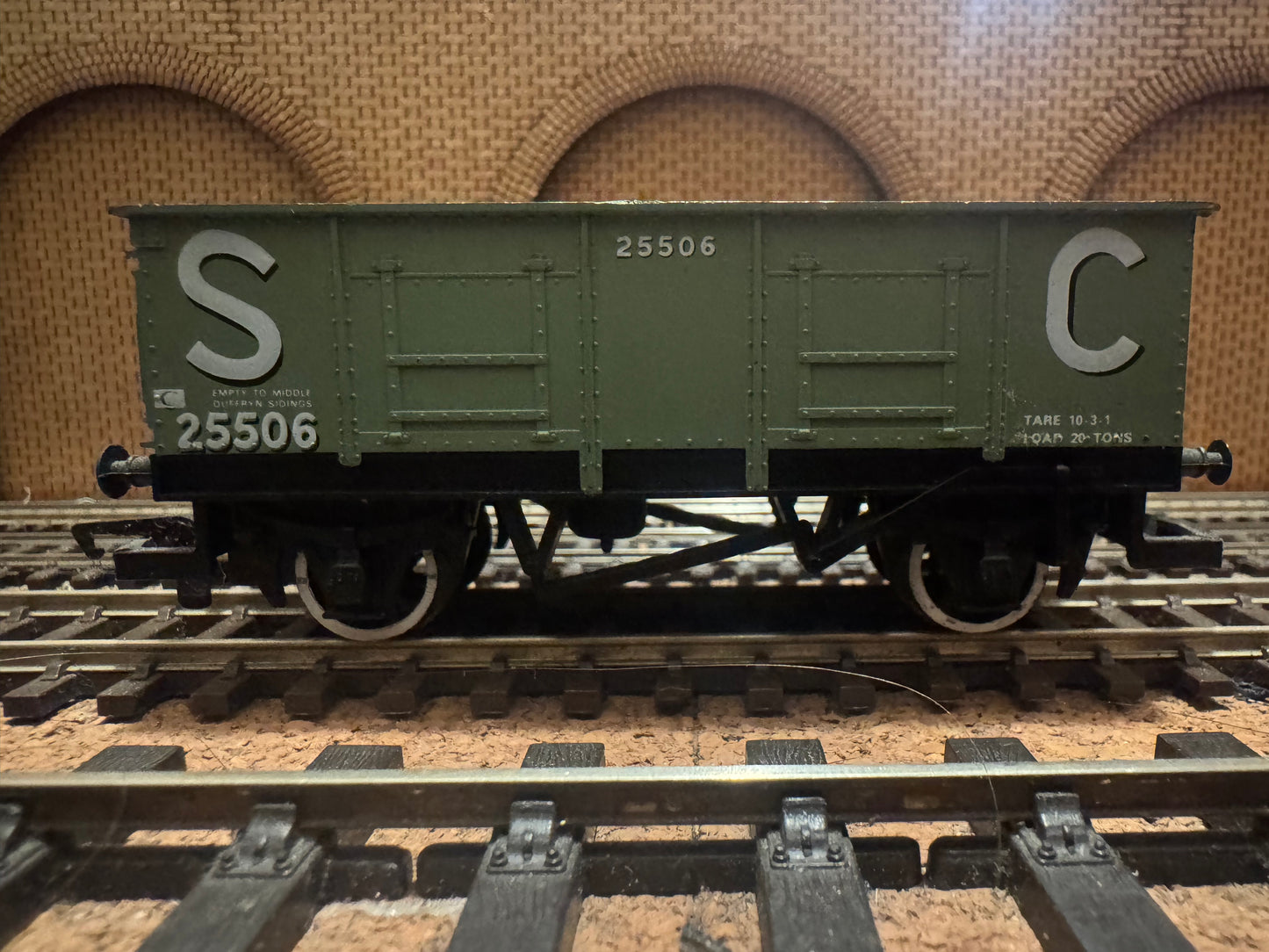 Hornby R564 (OO) S.C 20T LWB End Tipper Mineral Wagon No.25506 in S.C Green 