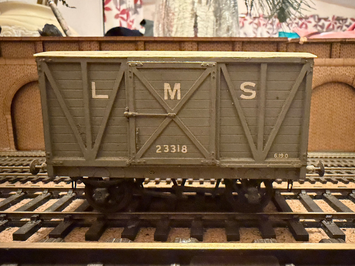 Slaters (O Gauge) Ex MR 10T Van No.23318 in London Midland & Scottish Railway Grey. 