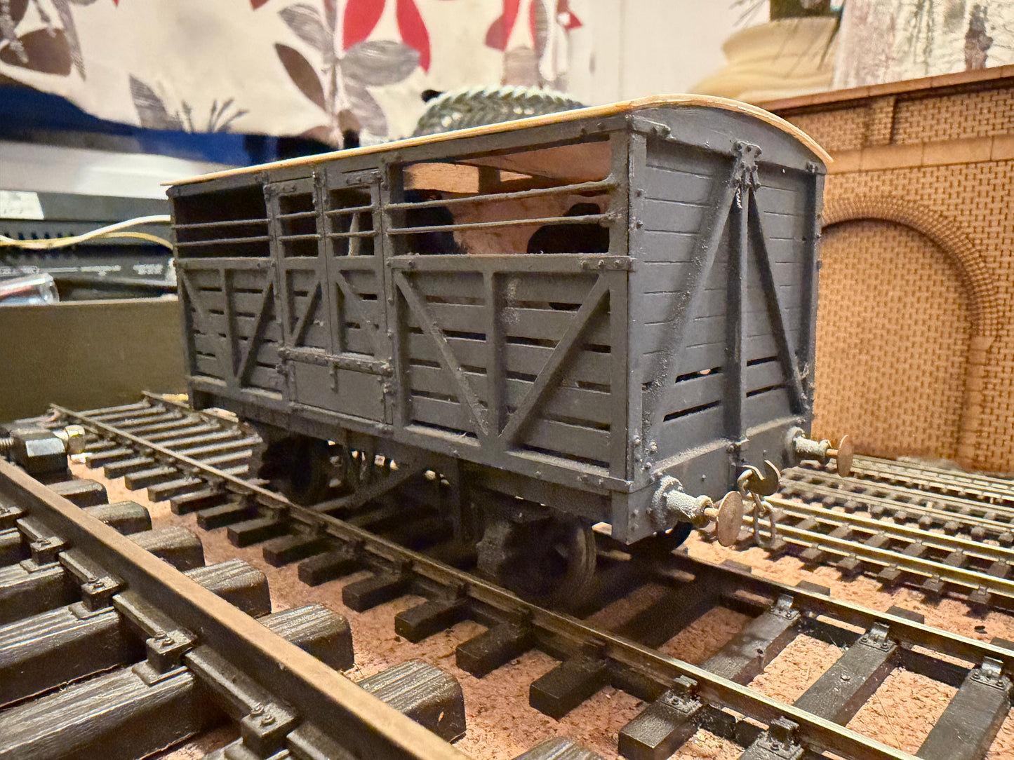 Slater’s 7031 (O Gauge) Ex MR ‘Large’ 10T Cattle Wagon No.114351 in London Midland & Scottish Railway Grey, with Bull (unfinished) 
