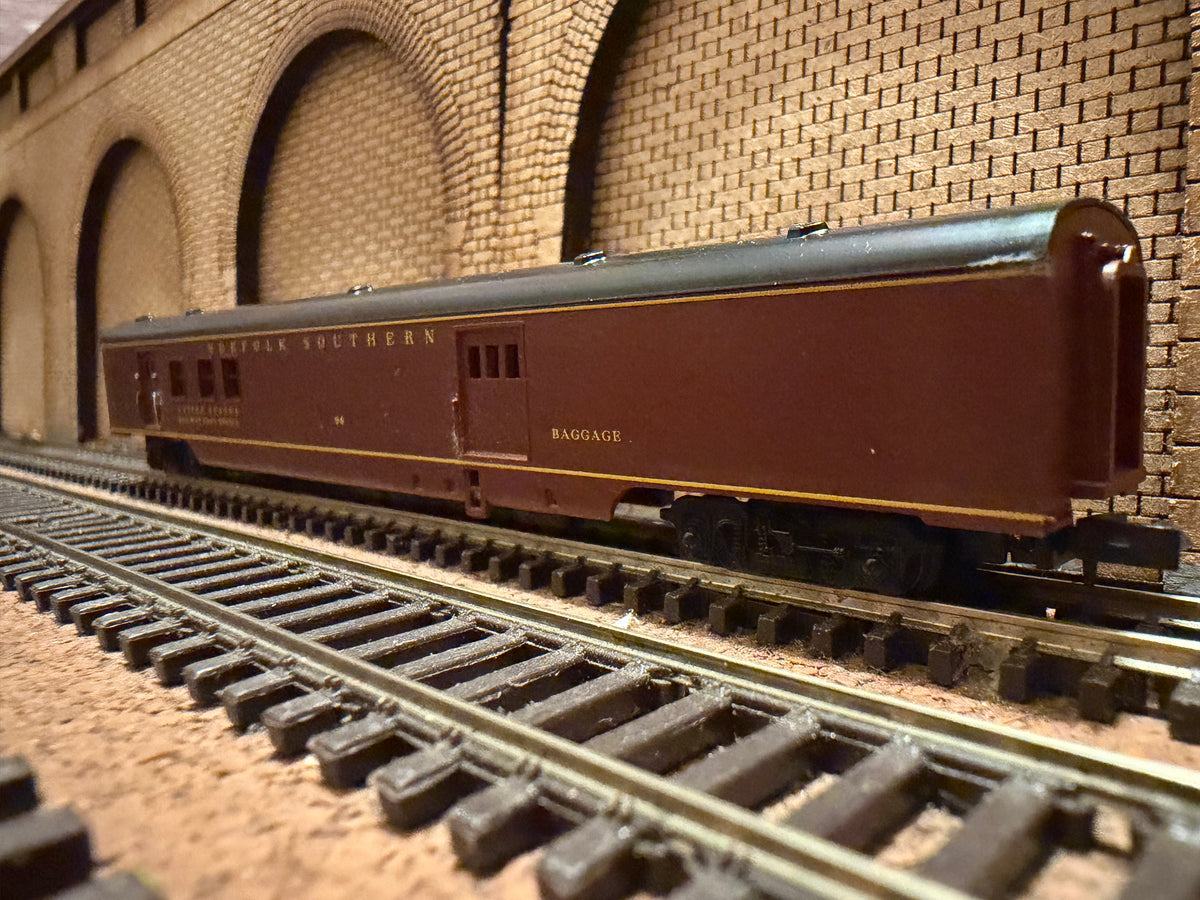 Con-Cor #0001-04022A (N Scale) Norfolk Southern 85ft Mail and Luggage Car No.96 in NS Maroon. £12