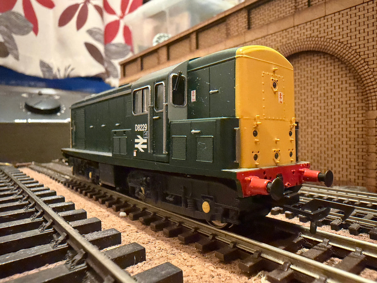 Heljan 1502 (OO) British Railways, British Thomson Houston Type 1 [Class 15] No.D8229 in BR Green with Full Yellow Ends and Double Arrow. DCC Ready 