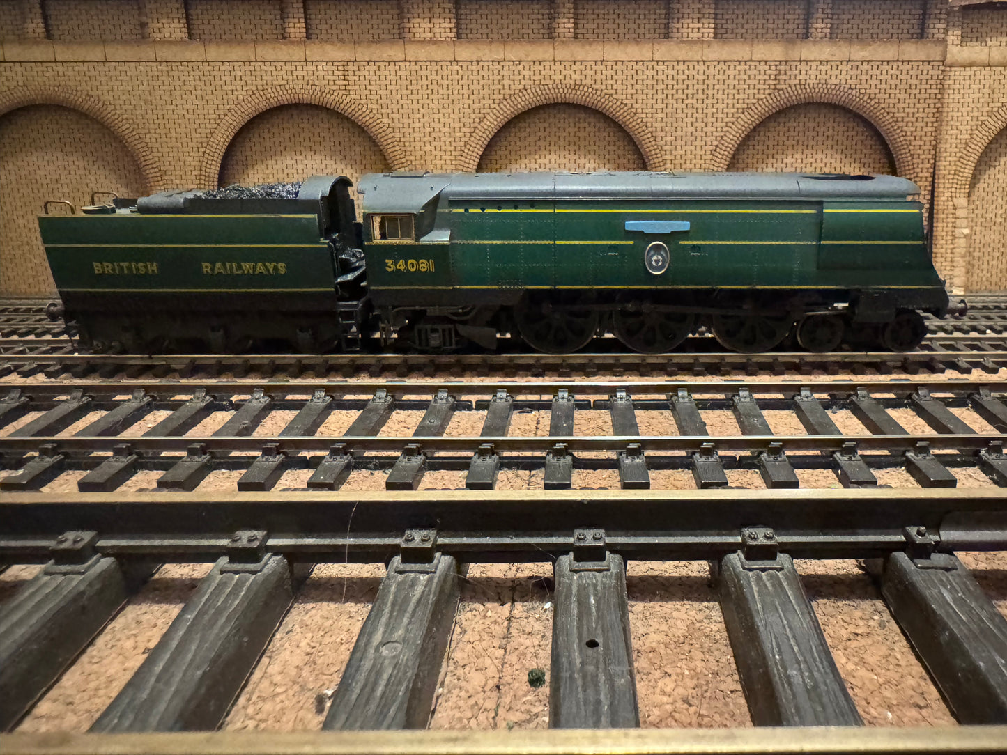 Hornby R2220 (OO) British Railways [SR] ‘Battle of Britain Class’ No.34081 “92 Squadron” In Weathered Southern Railway / BR Transitional Malachite Green. 