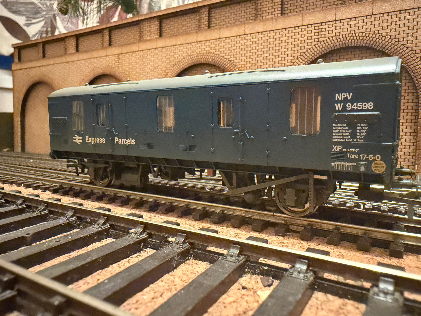 Bachmann 39-552Z (OO) British Railways MK1, Ex Covered Carriage Truck / NVP No.W94598 in Weathered BR Rail ‘Express Parcels’ livery. Special edition 