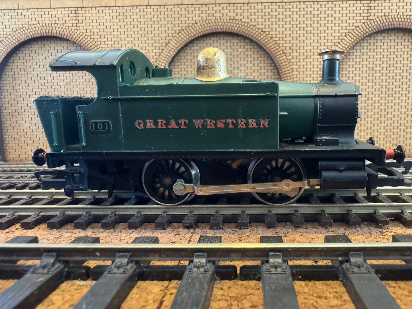 Hornby R.333 (OO) Great Western Railway. 101 Class. No.101 in 1906 - 1936 GWR unlined Brunswick Green.