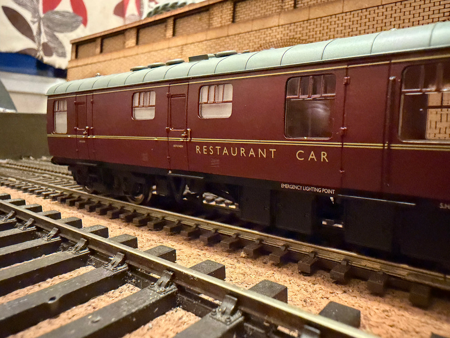 Bachmann 39-101A (OO) British Railways MK1 Restaurant Car No.E1961 in BR Maroon 