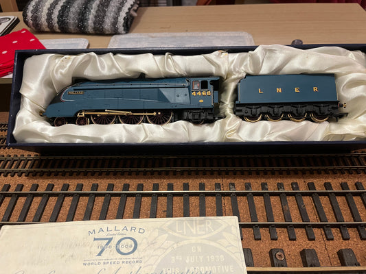 Hornby (OO) LNER A4 No.4468 “Mallard” 70th Anniversary 18CT Gold Plate, Special Edition No.4126 of 5000. DCC Ready