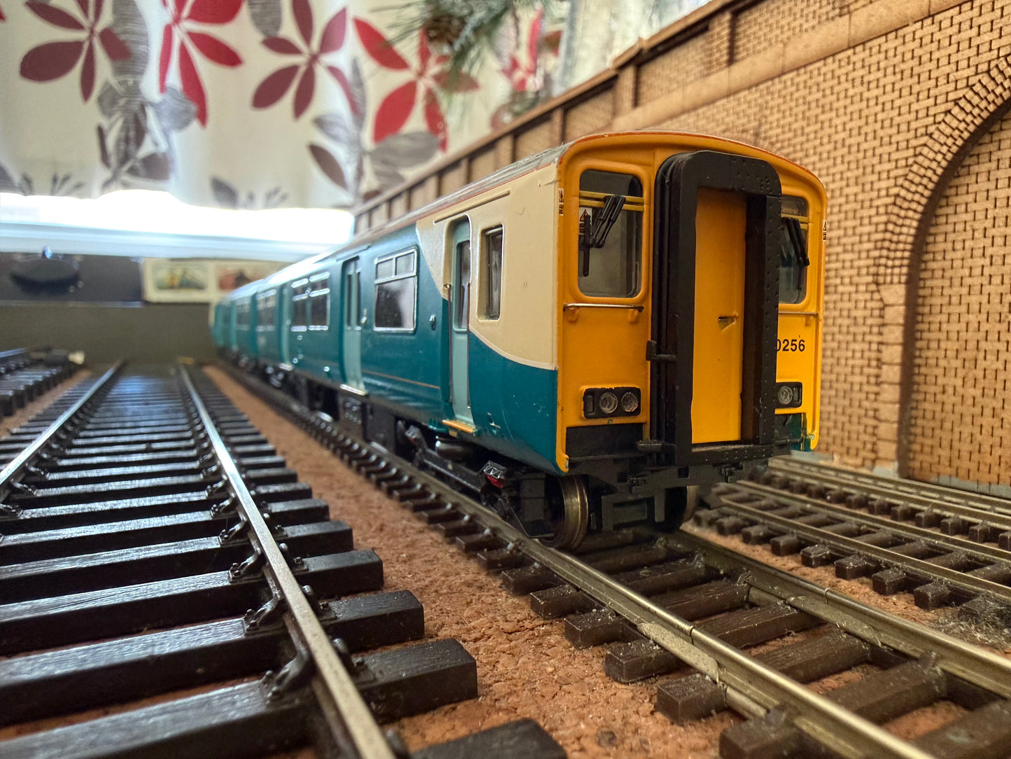 Bachmann 32-935 (OO) Ex British Rail Class 150/2 No.150256 in Arriva Trains Wales / Trenau Arriva Cymru livery. DCC Ready