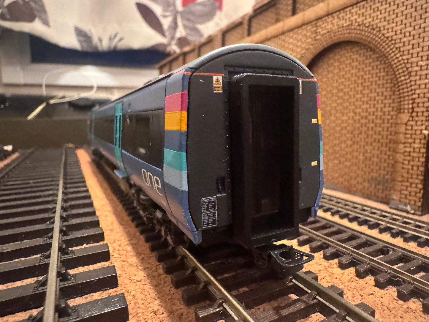 Bachmann 32-464 (OO) Adtranz / Bombardier Three Car Class 170 ‘Turbostar’ No.170202 in National Express’s ‘One Anglia’ livery.