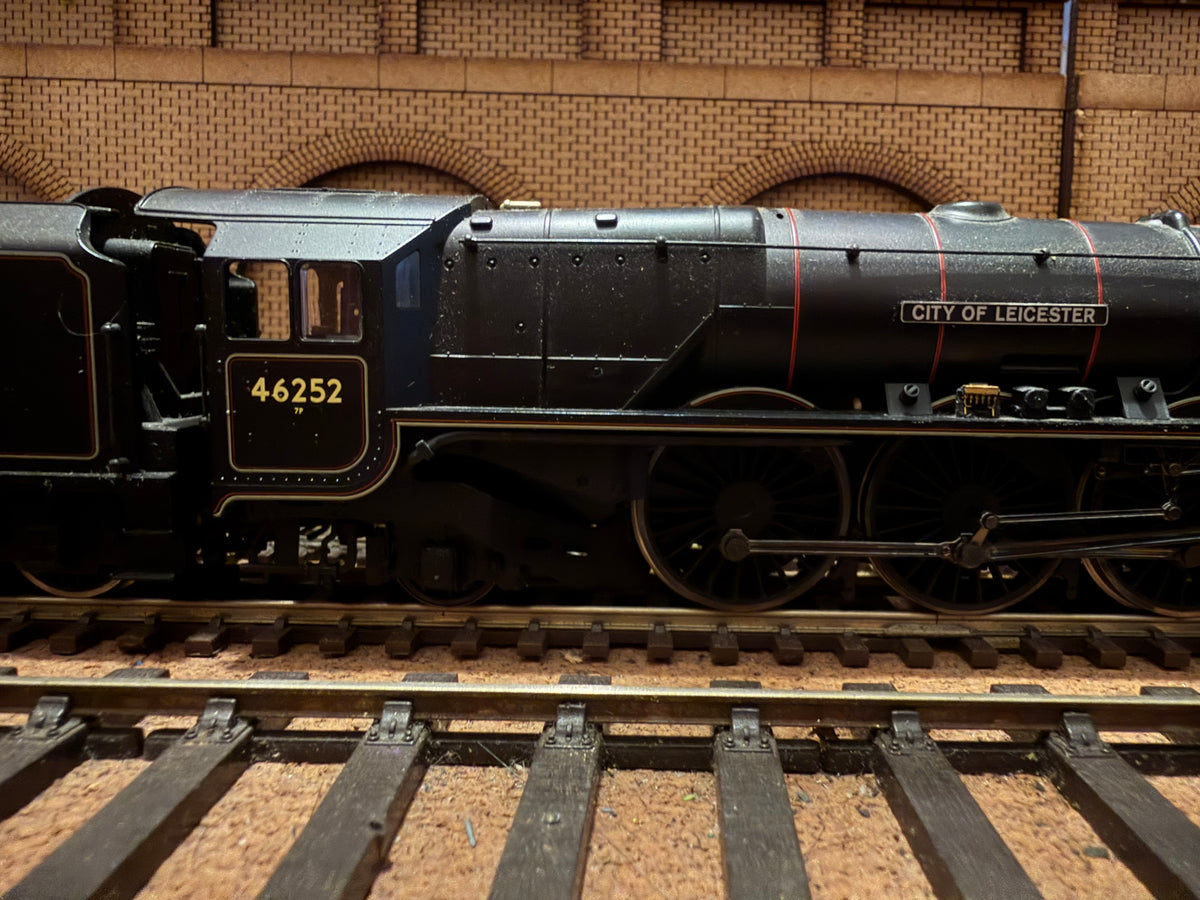 Hornby R2722 (OO) Ex LMS, 7P Princess Coronation.
No.46252 “City of Leicester” in Experimental British Railways Lined Black. DCC Ready