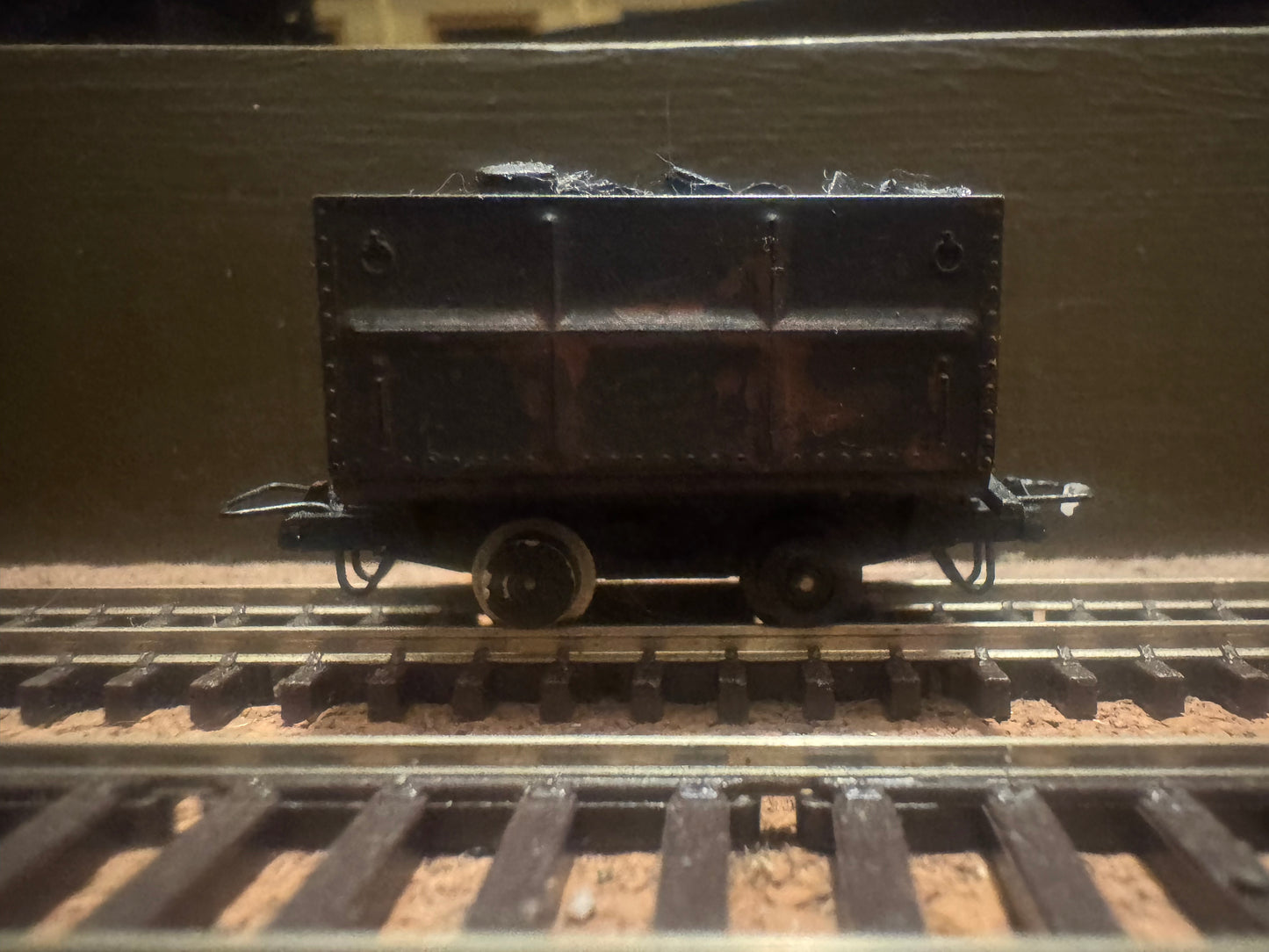 Roco RC34499 (HOe) Side Tipping Wagon No.00 Weathered and with load.