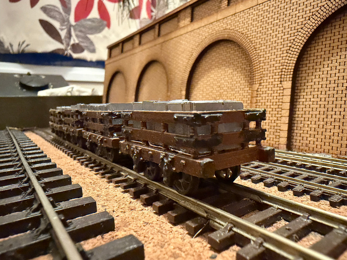 Manufacturer Unknown (On30 / NG7) Talyllyn Slate Wagons. Rake of Four with Load 