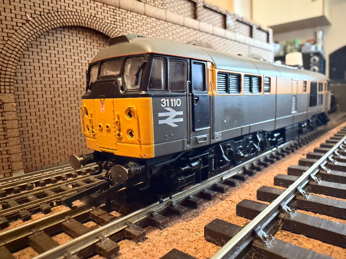Hornby R2421 (OO) British Railways, Class 31/1 ‘Skinhead’ No.31110 in British Rail Civil Engineers ‘Dutch’ Grey and Yellow. DCC Ready 