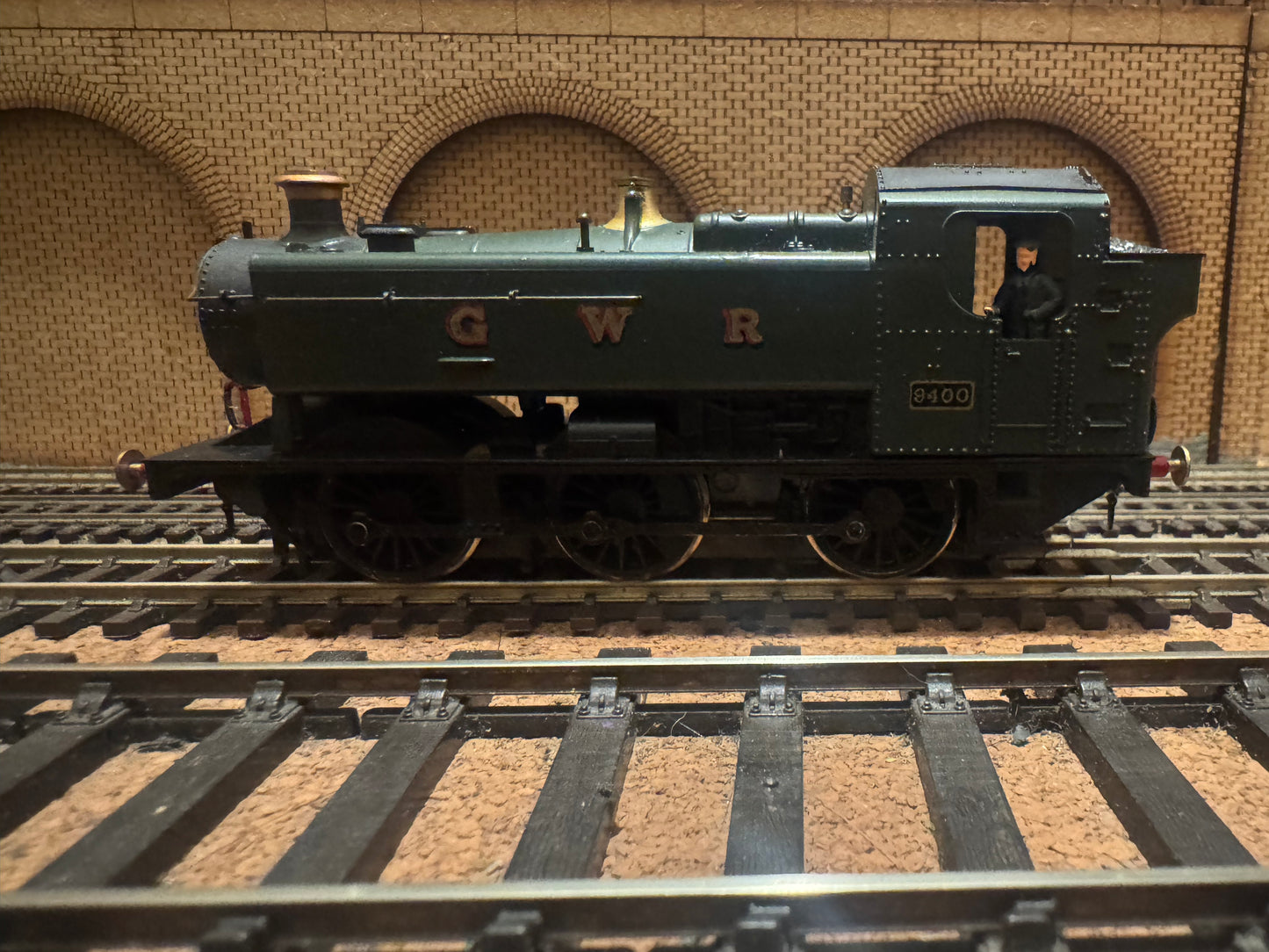 Lima / Mainline (OO) Great Western Railway ‘Hawksworth’ 94xx No.9400 in GWR Unlined Green. 