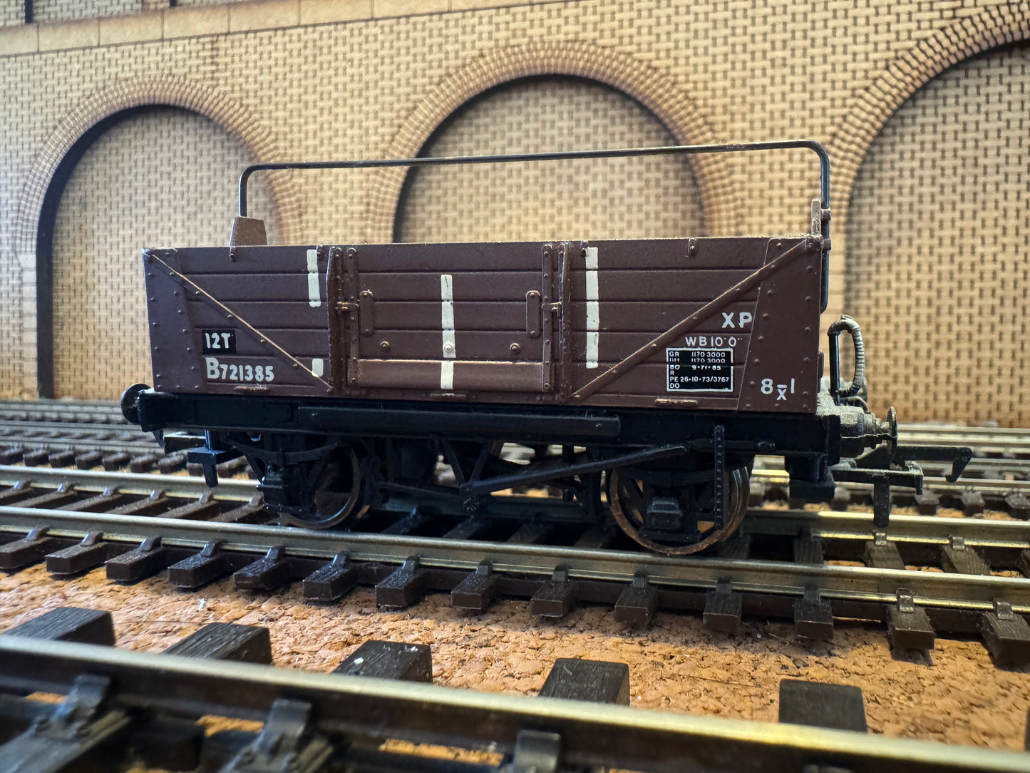 Bachmann 33-226 (OO) British Railways, 12T Hybar Shock Absorbing Wagon B721385 with Load in BR Brown Livery 