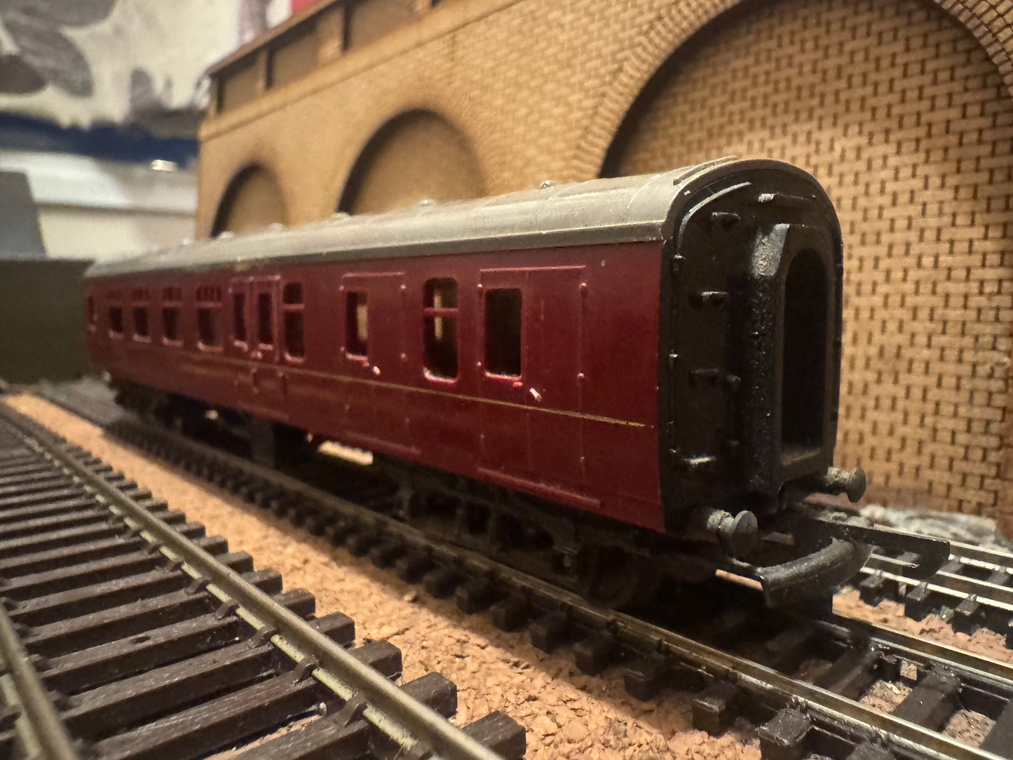 Tri-ang T86 (TT) British Railways MK1 Brake 3rd No.W53111 in British Railways Maroon. 