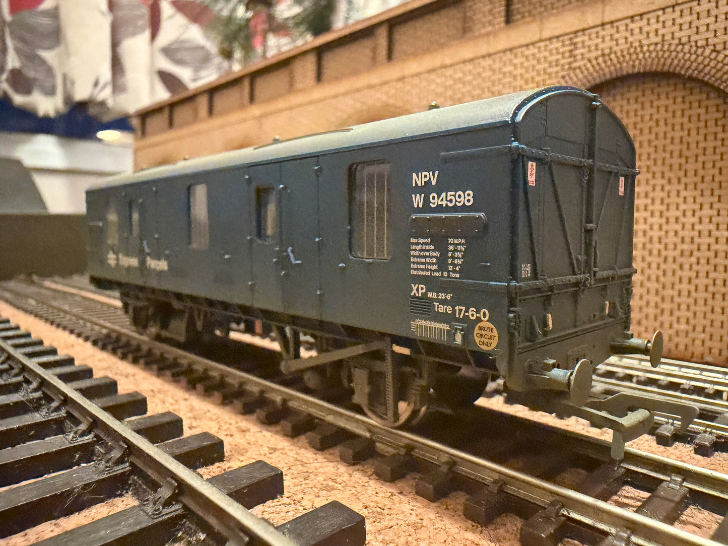 Bachmann 39-552Z (OO) British Railways MK1, Ex Covered Carriage Truck / NVP No.W94598 in Weathered BR Rail ‘Express Parcels’ livery. Special edition 